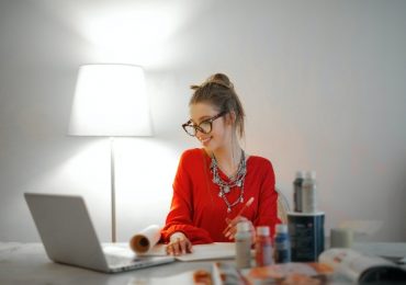 femeie lucrand de acasa